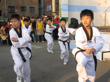 노숙인들을 위한 위로 공연으로 태권도 시범이 선보였다. 